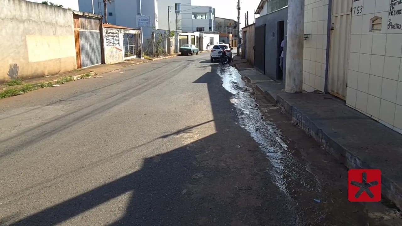 Esgoto a céu aberto causa transtornos no bairro Aurélio Caixeta
