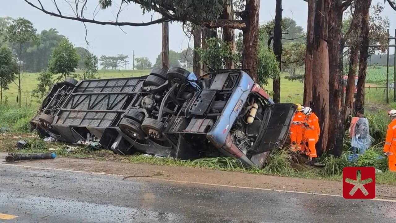 Colisão resultou no capotamento de veículo e causou morte de seis pessoas no local