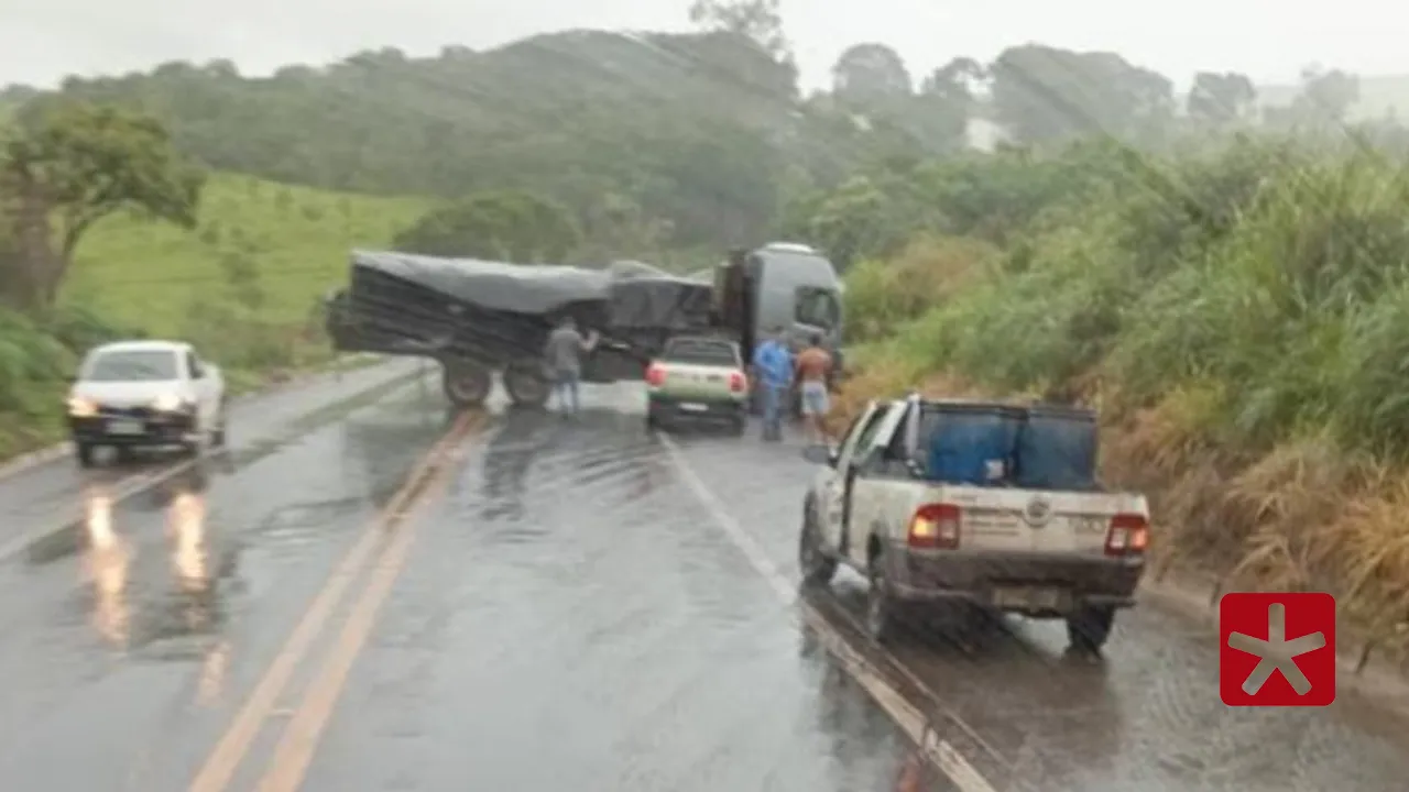 Caminhão carregado de leite roda na pista e para no acostamento próximo ao Agnaldo das Pamonha