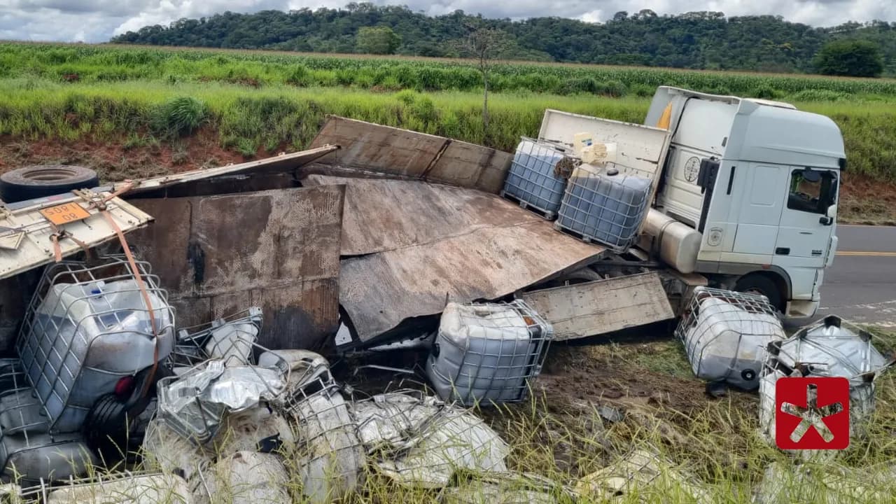 Ocorrência foi registrada próximo a Guimarânia e envolveu carga com produto químico.