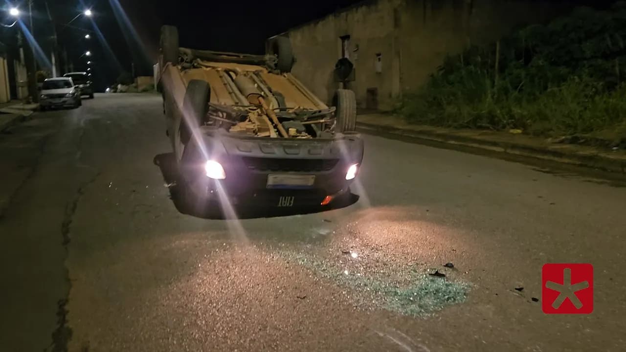 Veículo capota após acidente no bairro Jardim Itália em Patos de Minas