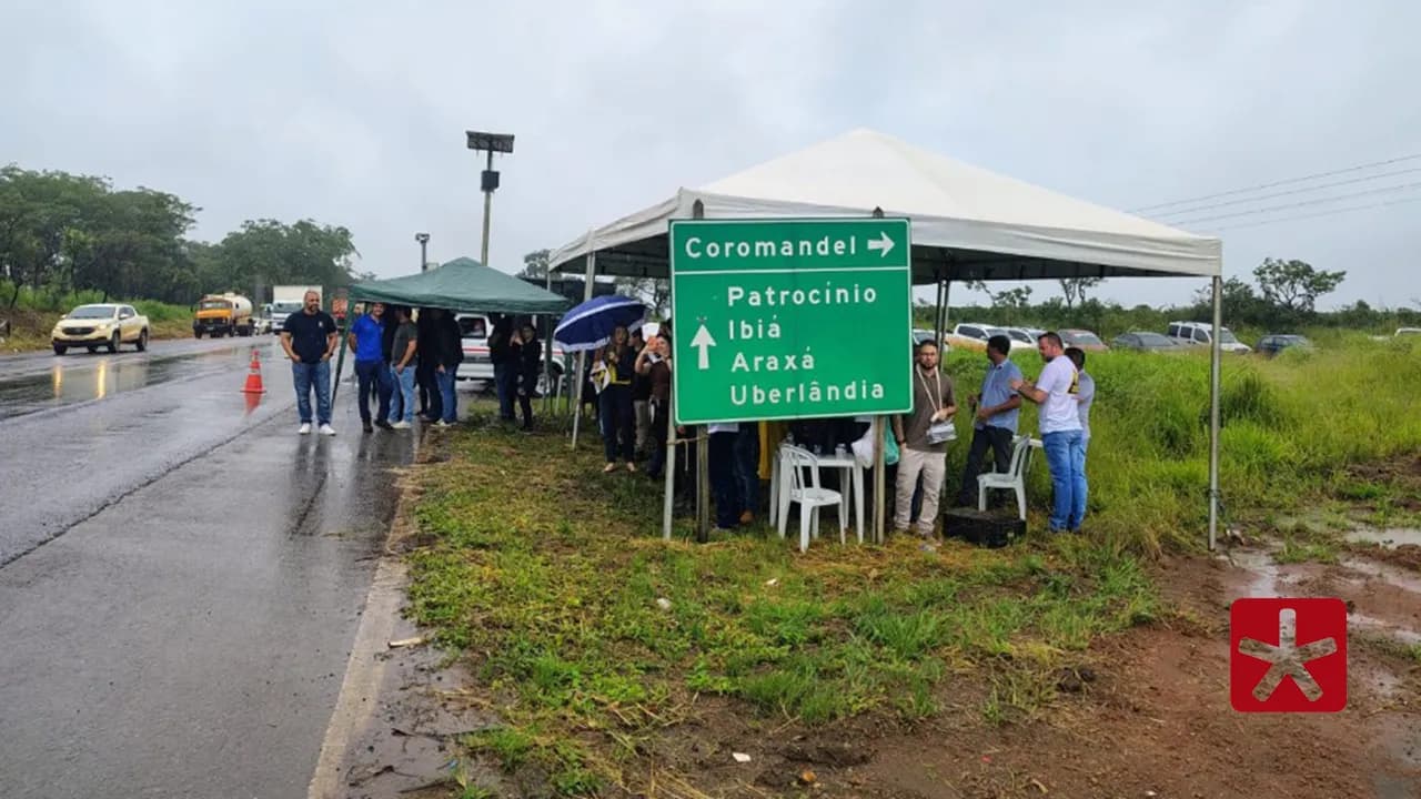 Manifestantes cobram obras na BR-365 antes da implantação de pedágio
