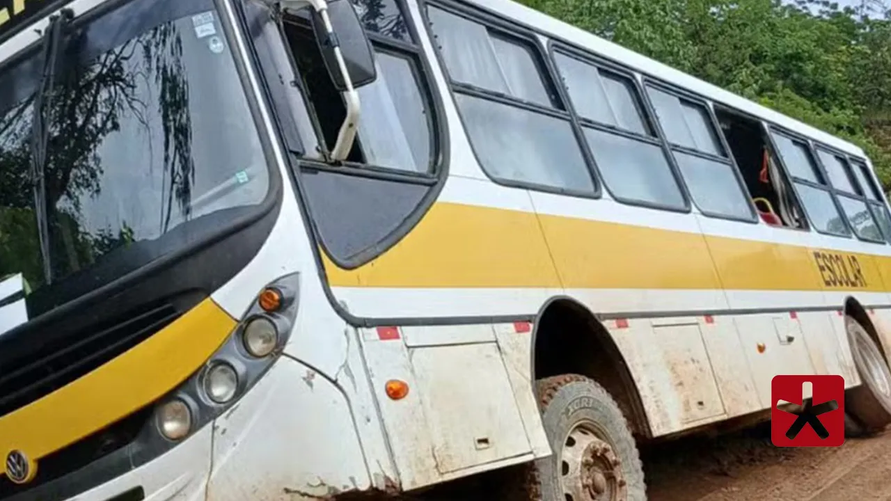 Ônibus escolar com sete alunos quase cai de ponte em estrada rural