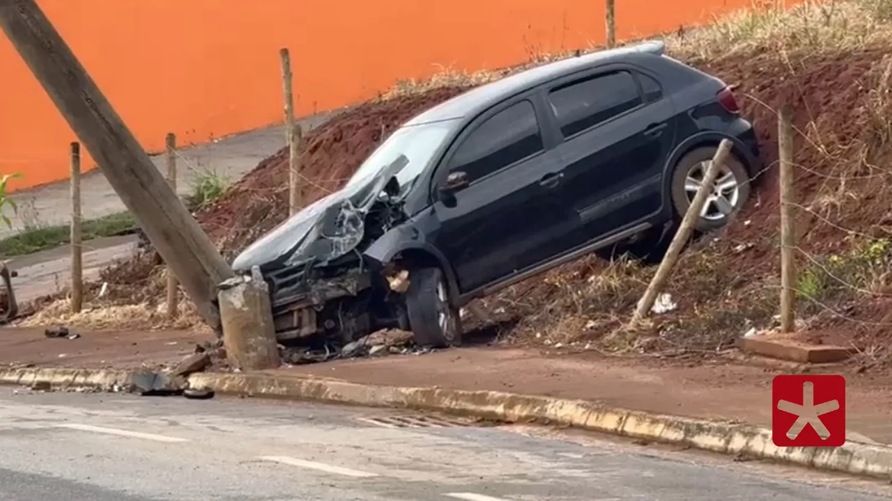 Pai e filha são levados para hospital depois de batida em poste