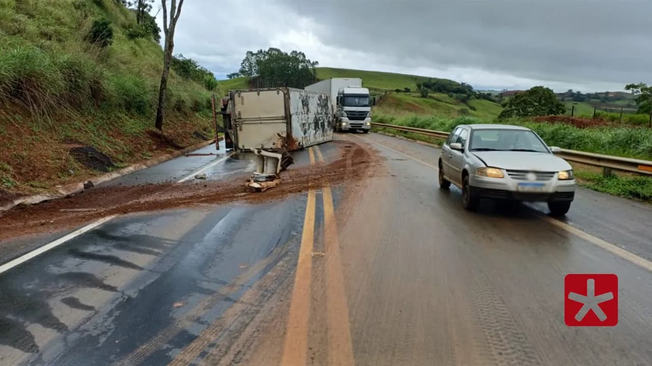 Motorista perde controle e caminhão tomba durante chuva na BR-365 em Patos de Minas