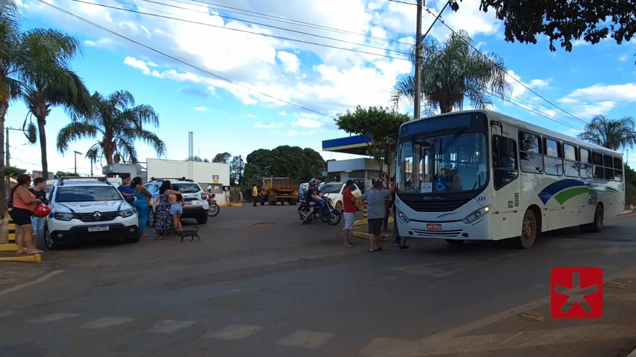 No desembarque, a bengala teria travado na porta do ônibus