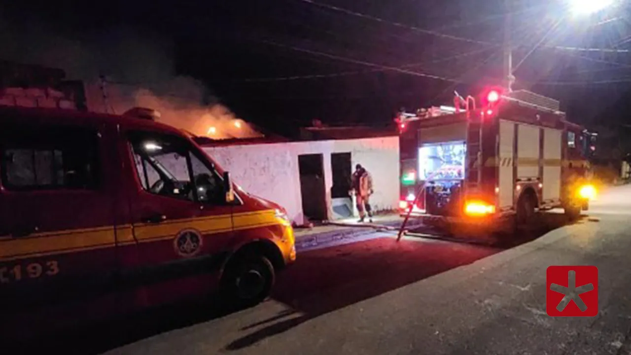 Casa de suspeitas de matar idoso é destruída por incêndio em Patos de Minas