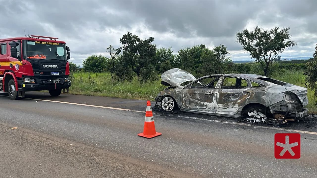 Carro incendiado