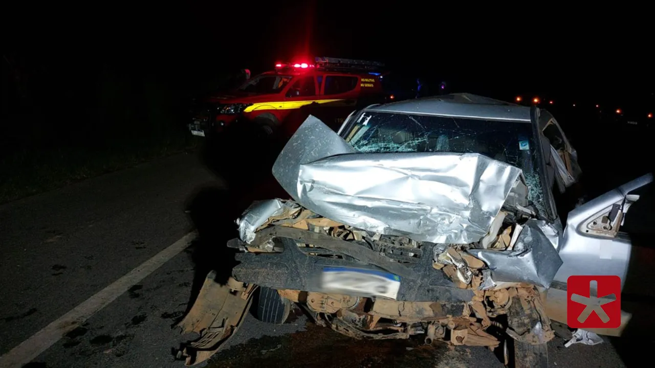 Carro invade contramão e bate em carreta na BR-146, em Patrocínio