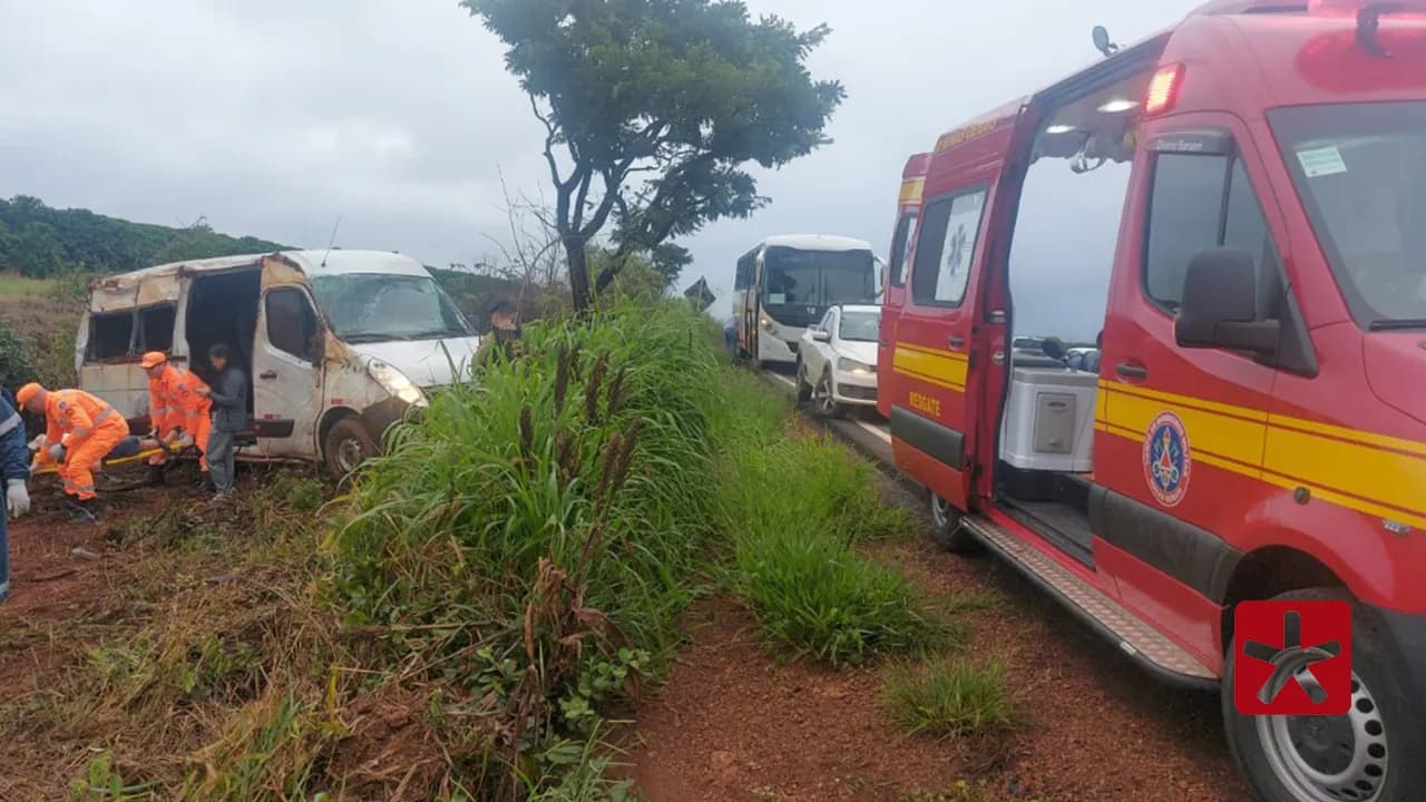 Van com nove trabalhadores capota na MG-188 em Patrocínio  