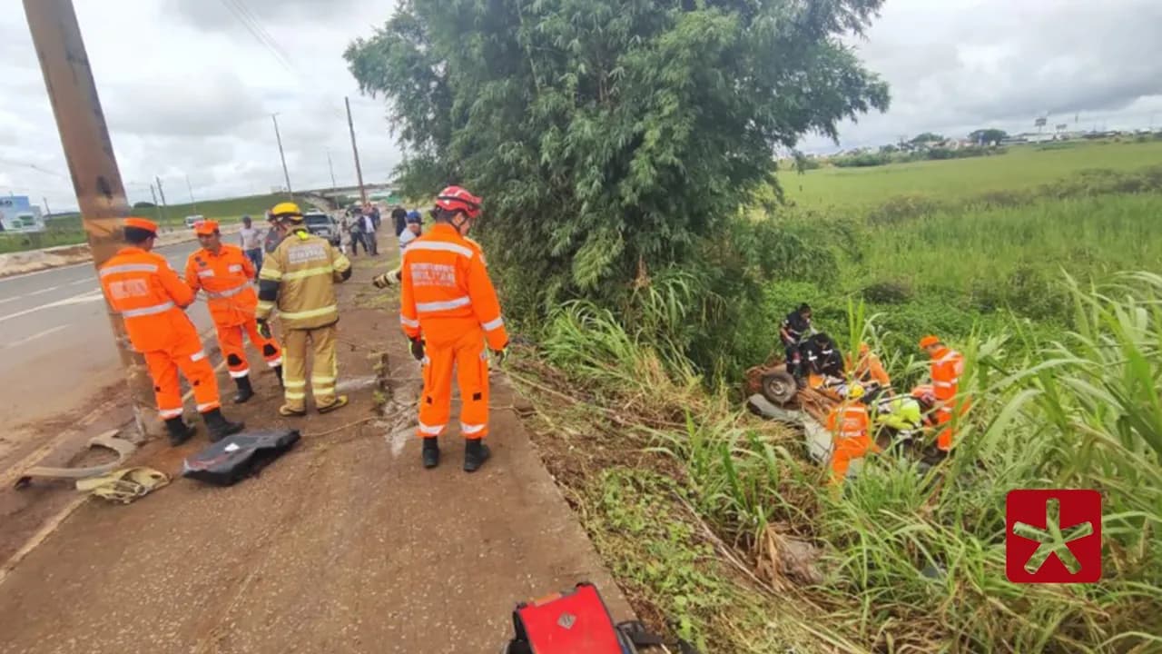 Veículo cai em ribanceira de lagoa após bater em poste em Patos de Minas