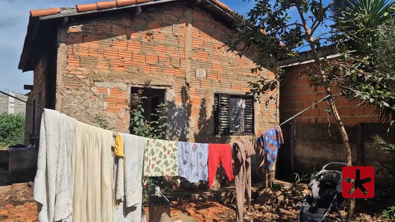 Sem conseguir trabalho, mulher tenta encontrar lugar seguro para morar com filhos