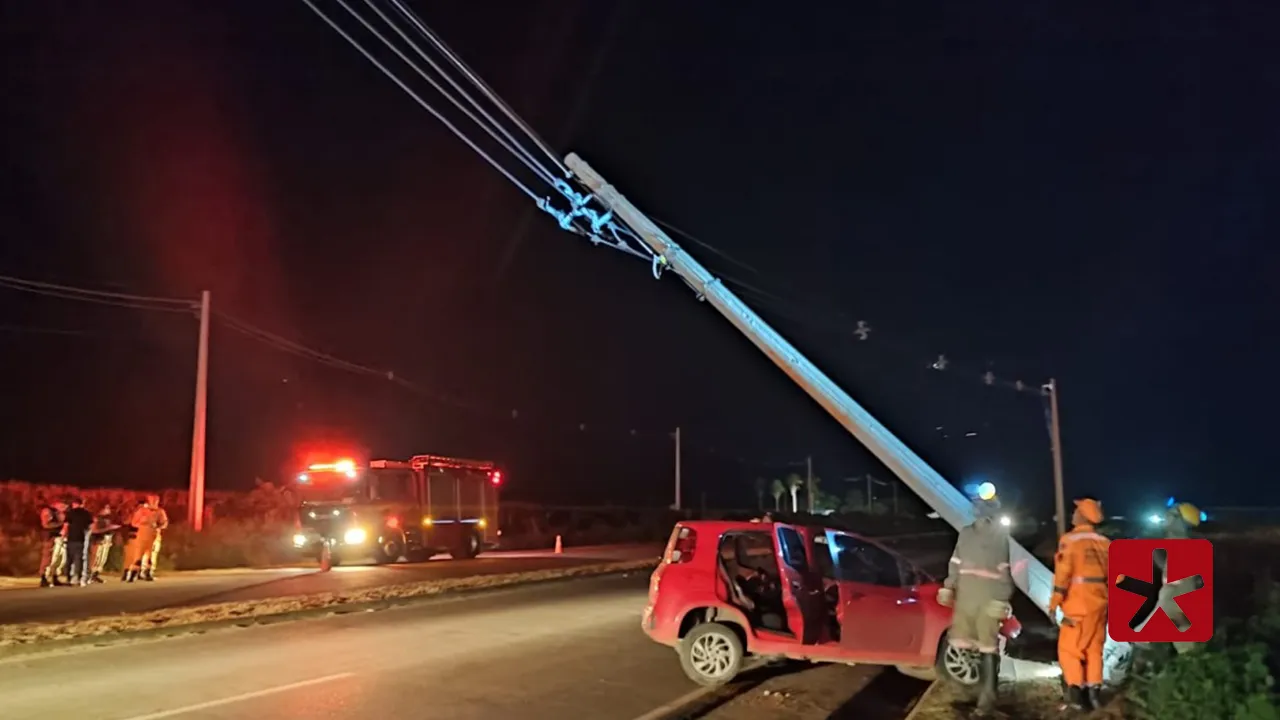 Motorista bate carro contra poste na Avenida Marabá, em Patos de Minas
