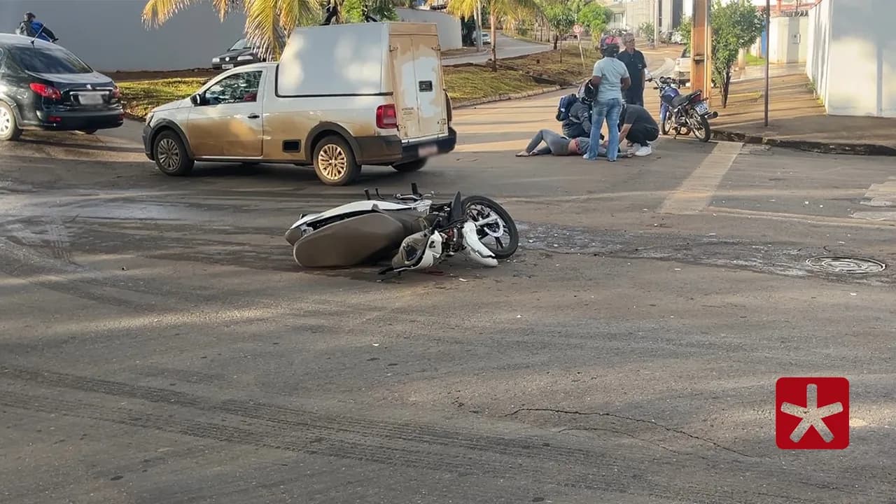 Motociclista fica ferida após colisão com carro em cruzamento de Patos de Minas