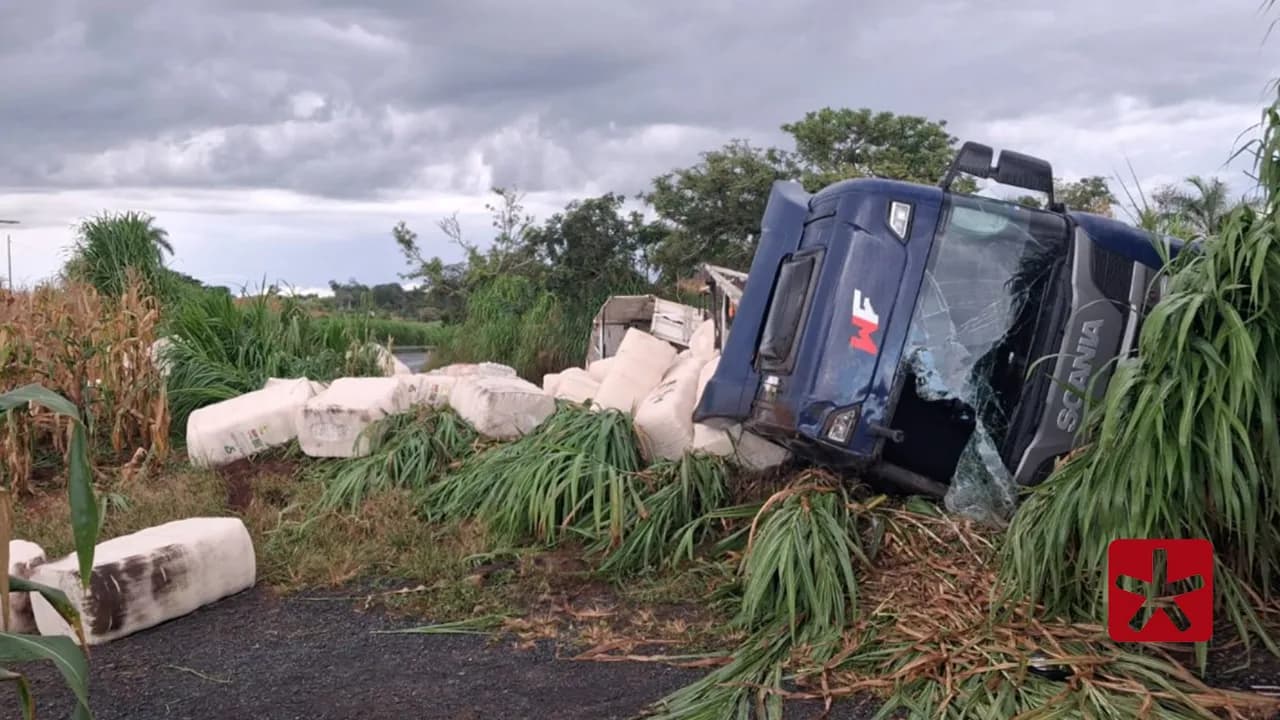 Motorista embriagado provoca tombamento de caminhão na BR-354 em Rio Paranaíba