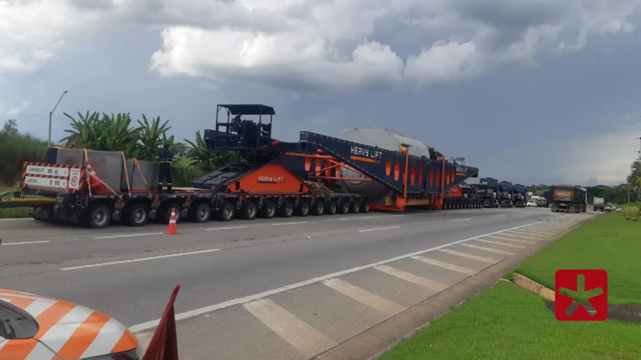 PRF de Patos de Minas escolta carga gigante na BR-365 até a BR-040