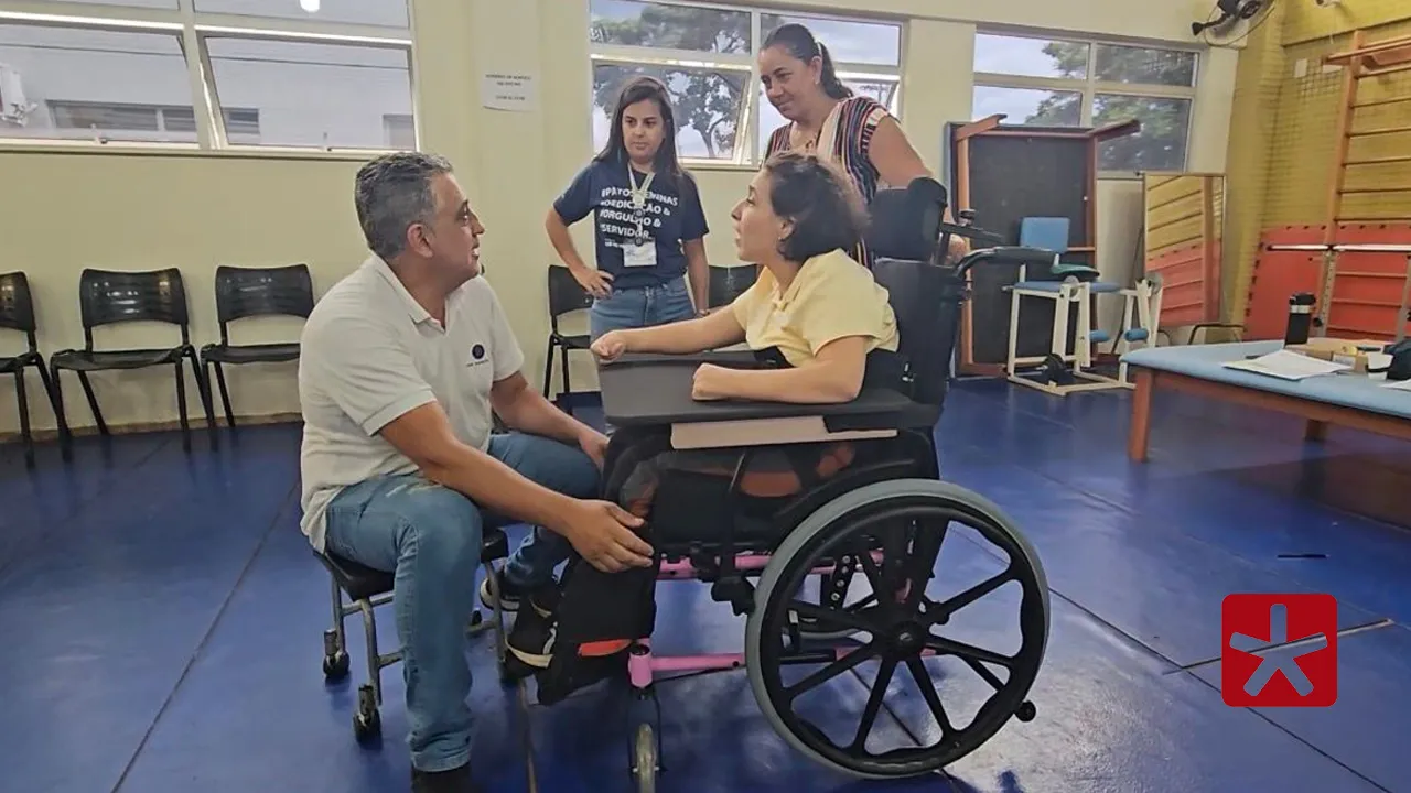 Foram distribuídas 184 cadeiras de rodas, sendo 74 motorizadas, e 147 cadeiras de banho