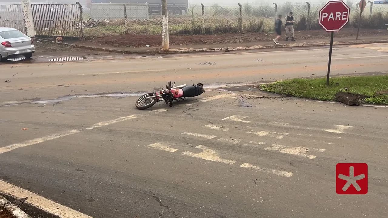 Vítima de 21 anos perdeu o controle da moto, colidiu contra árvore e morreu no local