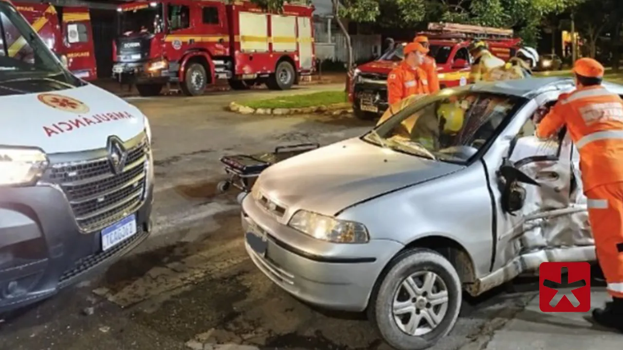 Acidente entre carro e motocicleta deixa feridos no Centro de Patos de Minas