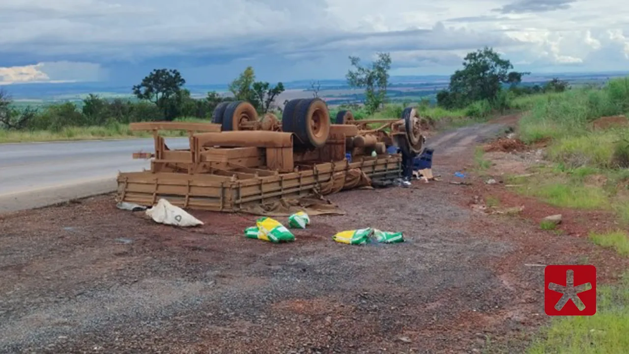 Caminhão tomba na BR-146 e deixa três feridos em Serra do Salitre