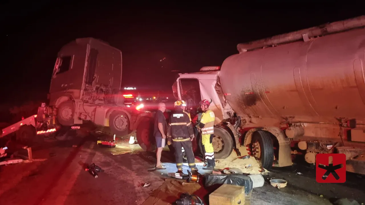 Mulher teria sido projetada para fora do automóvel, ficando presa entre as ferragens