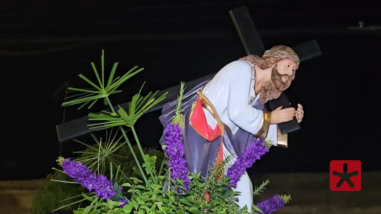 Imagem de Jesus Cristo e Maria Santíssima foram carregadas pelos católicos nas ruas
