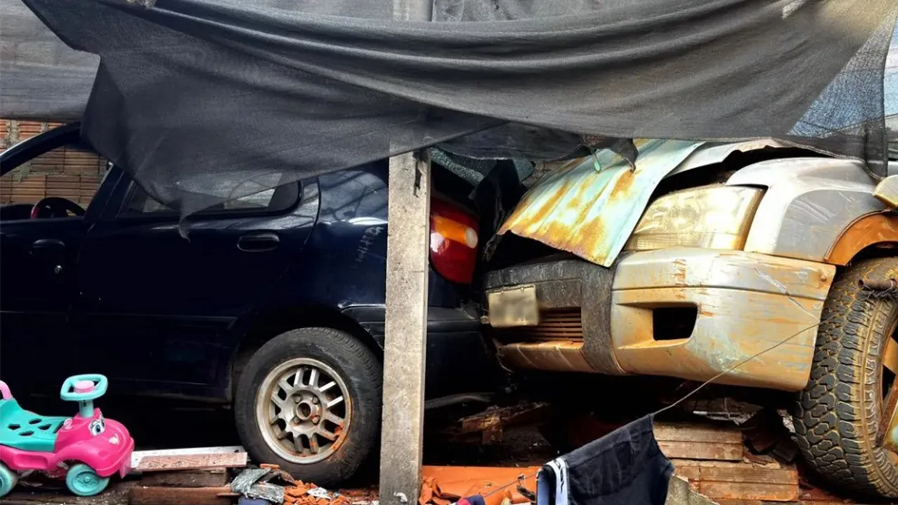 Sargento da reserva é preso após invadir casa com caminhonete em Presidente Olegário