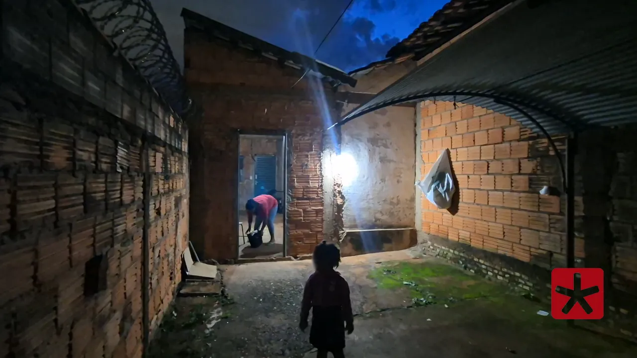 Mulher, natural de Pirapora, enfrenta desafios para garantir alimentação e dorme em tapete