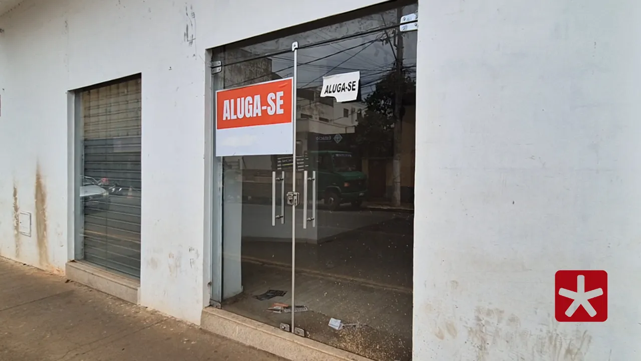Placas de "Aluga-se" se multiplicaram nas vitrines e em fachadas no Centro da cidade