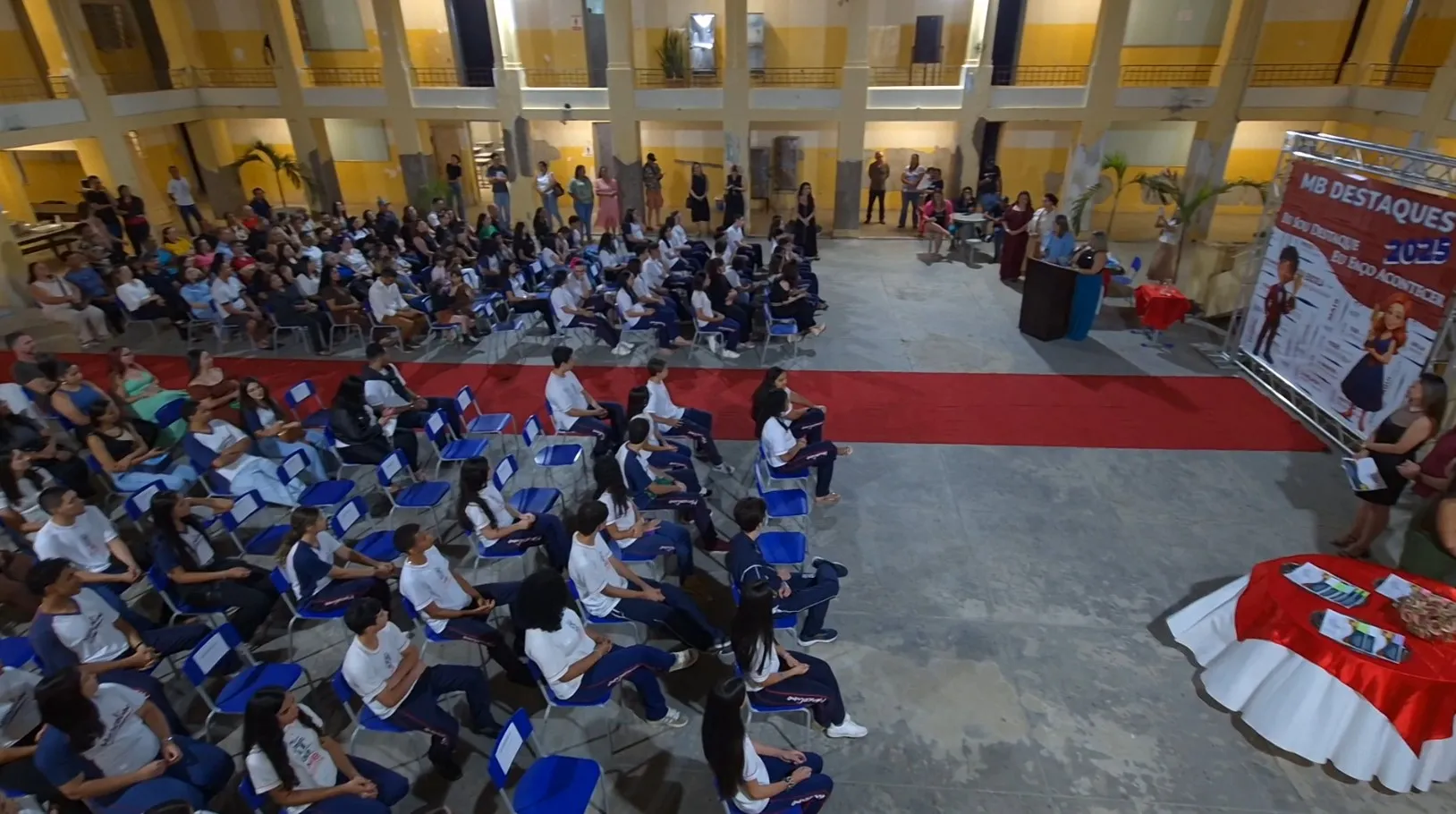 Direção da Escola Estadual Marcolino de Barros homenageia 98 alunos