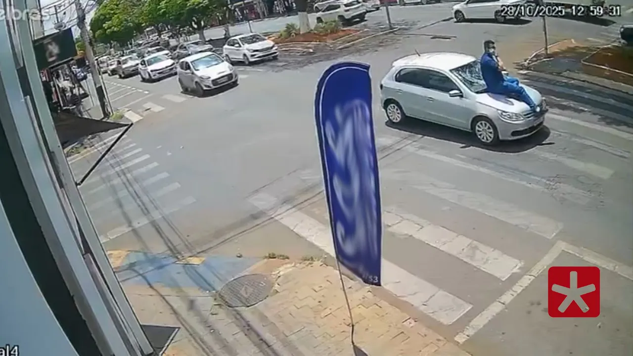 Carro transita com homem sobre o capô após discussão de trânsito e atropelamentoCarro transita com homem sobre o capô após discussão de trânsito e atropelamento