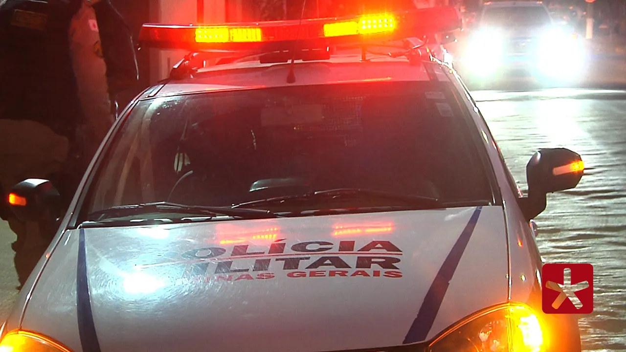 Armado com facas, homem é preso após cometer dois roubos e um furto durante a madrugada